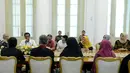 Presiden Jokowi saat menerima komunitas dan pelaku usaha busana muslim di Istana Bogor, Jawa Barat, Kamis (26/4). Usai pertemuan ini diharapkan industri fesyen muslim Tanah Air mampu bersaing di pasar internasional. (Liputan6.com/Pool/Biro Pers Setpres)