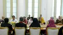 Presiden Jokowi saat menerima komunitas dan pelaku usaha busana muslim di Istana Bogor, Jawa Barat, Kamis (26/4). Usai pertemuan ini diharapkan industri fesyen muslim Tanah Air mampu bersaing di pasar internasional. (Liputan6.com/Pool/Biro Pers Setpres)