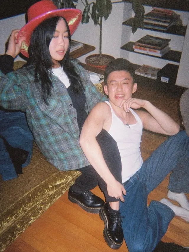 Beri Kejutan Manis, Ini 6 Potret Mesra Rich Brian dan Kekasih yang Jarang Tersorot