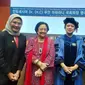 Ketua DPR RI Puan Maharani foto bersama Megawati Soekarnoputri dan Bupati Indramayu usai menerima penghargaan doctok honoris causa dari PKNU Korea Selatan. (Istimewa)