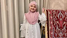 Melalui akun Instagram pribadinya, unggahan Arsy Hermansyah saat memakai hijab menjadi perhatian netizen. Terlebih, baru-baru ini dirinya mengungkapkan keinginan untuk bisa masuk ke pesantren demi menambah ilmu. (Liputan6.com/IG/@queenarsy)