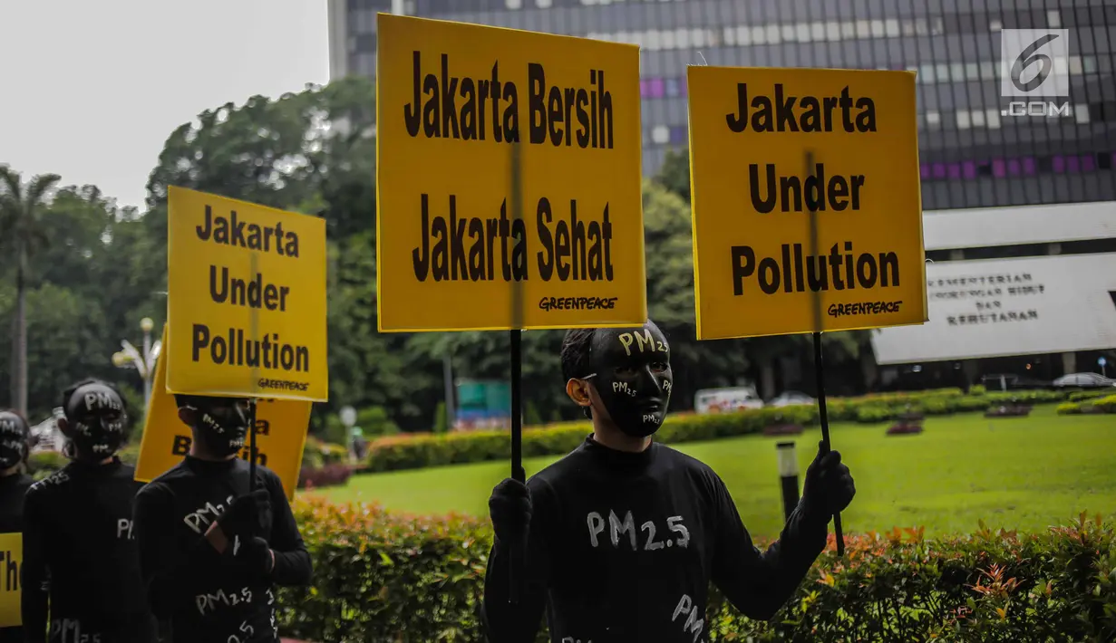 Aktivis Greenpeace melakukan aksi teatrikal di Kementerian Lingkungan Hidup, Selasa (5/3). Greenpeace mencatat konsentransi PM 2.5 atau di Jakarta mencapai empat kali lipat di atas batas aman tahunan menurut standar WHO. (Liputan6.com/Faizal Fanani)