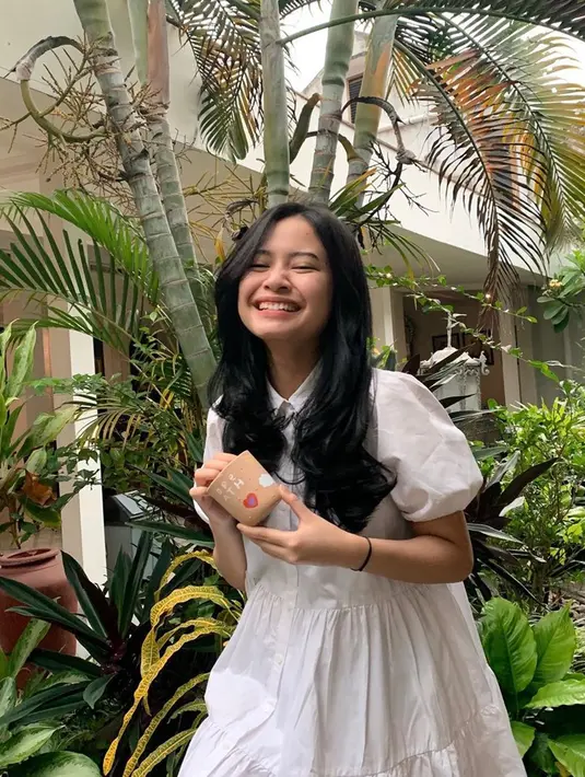 Jadi dress simpel andalan, gaun jenis peasant dress warna putih ini begitu cocok untuk Hanggini. Pakai makeup tipis, enggak heran jika pemeran Geez & Ann itu jadi idola remaja masa kini. (Liputan6.com/IG/hanggini)
