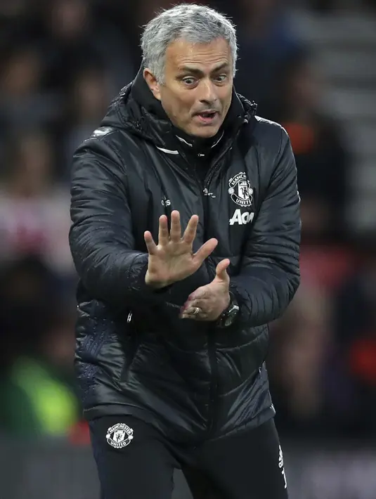 Ekspresi pelatih Manchester United, Jose Mourinho saat memimpin timnya melawan Southampton pada lanjutan Premier League di St Mary's, Southampton, (17/5/2017). MU bermain imbang 0-0 melawan Soton. (Andrew Matthews/PA via AP)