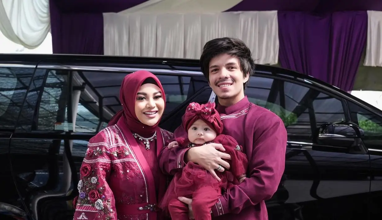 Tampilan senada Atta-Aurel-Ameena dalam pakaian warna merah maroon rancangan desainer Ayu Dyah Andhari [@aurelhermansyah]