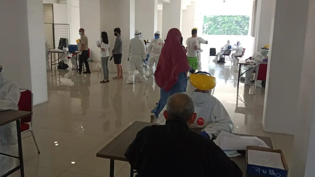 Proses swab test yang dijalani oleh 95 WNI yang direpatriasi dari Filipina.