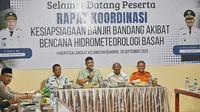 Gubernur Sumatera Utara (Sumut) Bobby Afif Nasution mengikuti Rapat Koordinasi (Rakor) Kesiapsiagaan Banjir Bandang Akibat Bencana Hidrometeorologi Basah melalui zoom meeting bersama Kepala BMKG RI Dwikorita Karnawati di Kantor Camat Bahorok, Kabupaten Langkat, Jumat (26/9/2025).