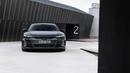 Sebagai sebuah sedan mewah sebuah mobil tentunya harus memiliki desain yang elegan untuk memperkuat karakteristik mewahnya. Audi RS E-Tron GT memiliki tampang yang sangat elegan dan terlihat berwibawa dengan headlamp berbentuk tajam dan sudah menggunakan LED. Karena ini adalah mobil listrik, maka mobil ini memiliki grill khas Audi yang tertutup. (Source: auto-data.net)