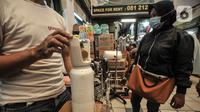 Pedagang saat menunjukkan tabung oksigen ukuran 0,3 kubik yang tersisa di tokonya di Pasar Pramuka, Jakarta, Kamis (24/6/2021). Salah seorang pedagang, Jahendri (45) mengungkapkan ketersediaan tabung oksigen di Pasar Pramuka mengalami kelangkaan bahkan hampir kosong. (merdeka.com/Iqbal S. Nugroho)