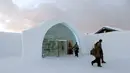Pengujung berjalan di dalam di Es hotel di Jukkasjarvi, Swedia, (16/12/2015). Hotel ini menawarkan sensasi menginap di tengah dinginnya udara hingga membuat tubuh menggigil. (REUTERS/Ints Kalnins)