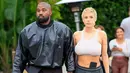 <p>Kanye West dan Bianca Censori. (dok. Instagram @yocharleyofficial/https://www.instagram.com/p/CsRiN0lL9Ot/Dinny Mutiah)</p>