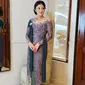 Naysilla Mirdad kenakan kebaya modern panjang warna ungu dengan&nbsp;detail payet dan motif bunga yang menghiasi. Kebaya tersebut dipadukan dengan bawahan songket&nbsp;paduan warna ungu dan hijau serta selendang warna tosca tua yang senada dengan bawahan yang dikenakan (instagram/rikawirtjes)