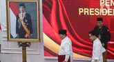 Presiden dan Wakil Presiden terpilih untuk periode 2024-2029, Prabowo Subianto (kiri) bersama Gibran Rakabuming Raka dan Ketua Komisi Pemilihan Umum (KPU) Hasyim Asy'ari (kanan) saat Rapat Pleno Terbuka Penetapan Pasangan Calon Presiden dan Wakil Presiden Terpilih Pemilu Tahun 2024 di Jakarta, Rabu (24/4/2024). (Liputan6.com/Angga Yuniar)