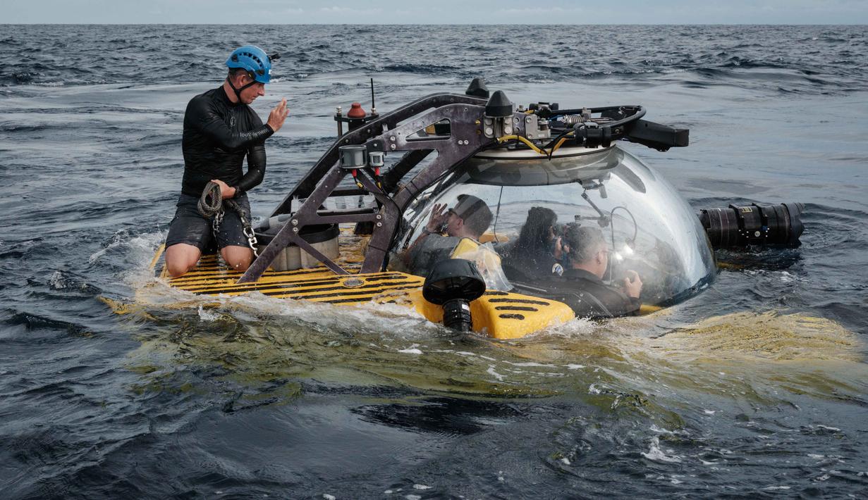 Perairan Indonesia dipilih karena posisinya yang strategis dan kekayaan hayati yang tinggi, namun sebagian besar wilayah laut dalamnya belum banyak diteliti. Tampak dalam foto yang diambil pada 12 Januari 2026, menunjukkan kru OceanXplorer, kapal penelitian yang dioperasikan oleh organisasi nirlaba kelautan OceanX, sedang mengoordinasikan protokol keselamatan dengan pilot kapal selam sebelum operasi laut dalam di perairan lepas pantai pulau Sulawesi. (YASUYOSHI CHIBA/AFP)