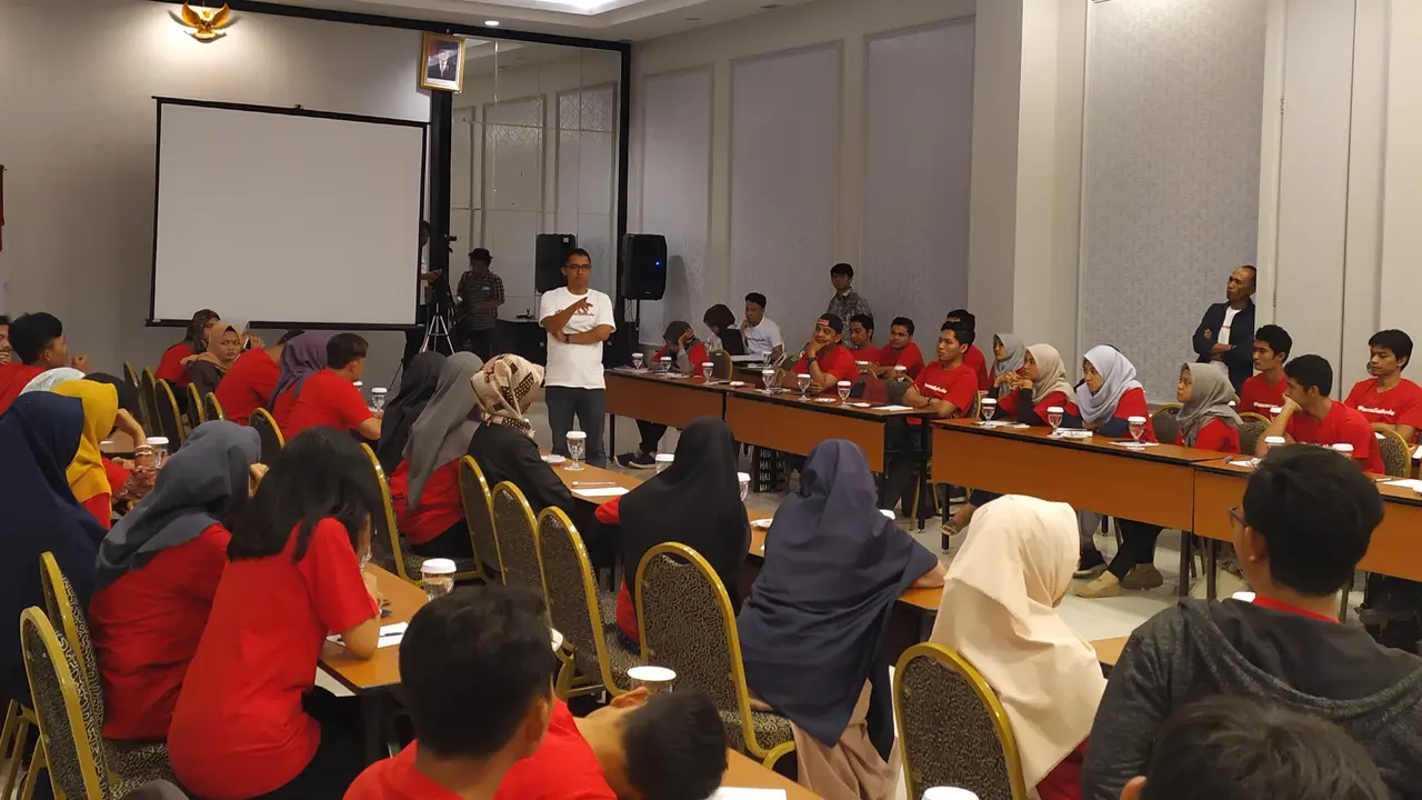 Harun Mahbub, salah satu narasumber di Sekolah Pancasila yang sedang menyampaikan materi. (Liputan6.com/Achmad Sudarno)