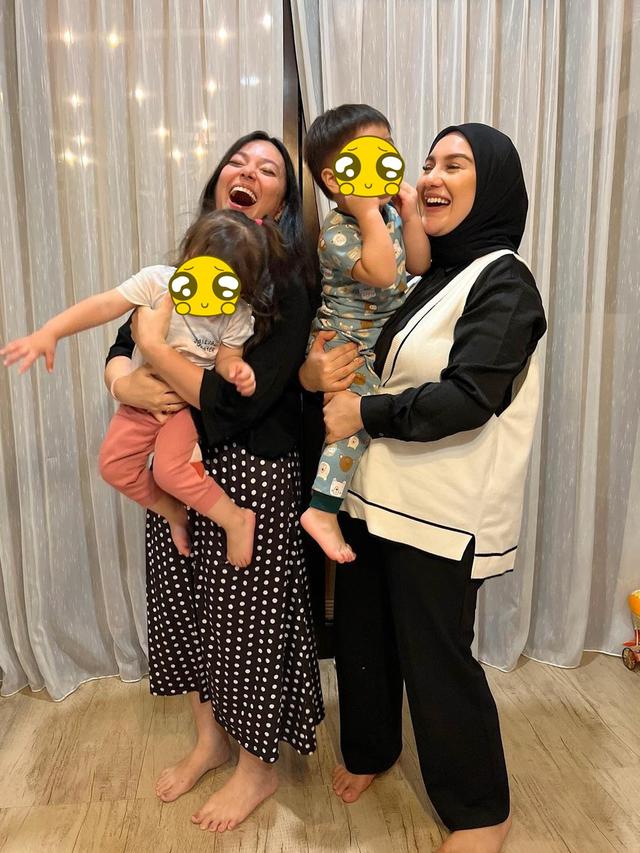7 Momen Persahabatan Keluarga Irish Bella dan Asmirandah, Kompak Banget