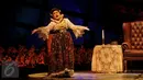 Pemain Teater Koma mementaskan teater dengan lakon Inspektur Jendral di Gedung Kesenian Jakarta, Kamis (5/11). Produksi Teater Koma ke-142 ini menceritakan tentang Walikota Korup dengan menggunakan konsep pewayangan. (Liputan6.com/Gempur M Surya)