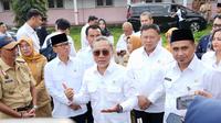 Menteri Koordinator Bidang Pangan Zulkifli Hasan (Zulhas) saat meninjau sekolah terbengkalai Semarang, Jawa Tengah, Selasa (6/5/2025).