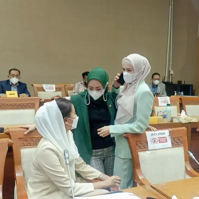 6 Gaya Mulan Jameela saat Hadiri Rapat Anggota DPR, Makin Elegan