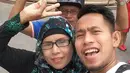 Menjadi pemain sepak bola profesional yang sudah melalang buana hingga Liga Malaysia, membuat Andik kerap mengajak keluarganya berlibur ke luar negeri. Seperti saat Andik mengajak ibu dan ayahnya berkunjung ke Universal Studios Singapore di Singapura. (Liputan6.com/IG/@andikvermansah)