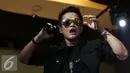 Aksi vokalis baru Drive saat peluncuran album ke 5 mereka di kawasan SCBD, Jakarta, Selasa (24/05/2016). Drive mengklaim suara vokalis barunya nyaris sama dengan Anji. (Liputan6.com/Herman Zakharia)
