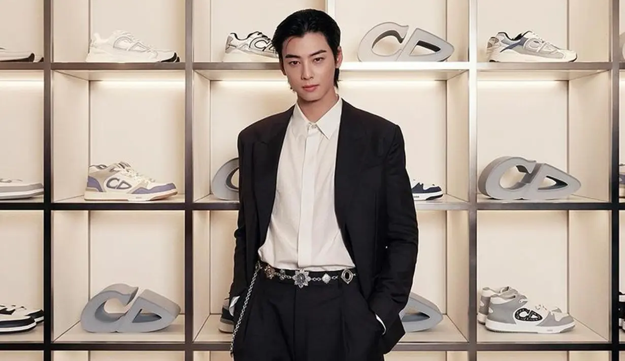 Cha Eun Woo yang juga menjadi member Astro sekaligus aktor ini kembali dipercaya sebagai pembawa acara penghargaan akhir tahun. Penampilan pria kelahiran 1997 ini pun selalu dinantikan penggemar. (Liputan6.com/IG/@eunwo.o_c)