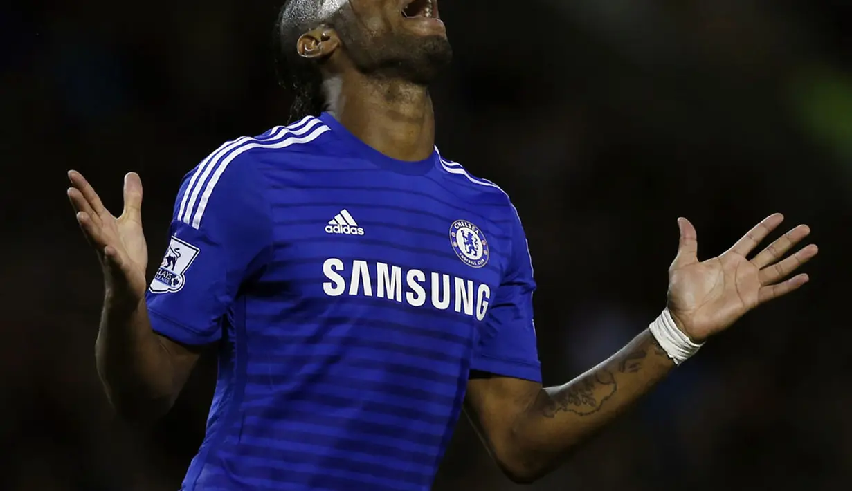 Ekspresi penyerang Chelsea, Didier Drogba, saat gagal memanfaatkan peluang mencetak gol ke gawang Burnley di Stadion Turf Moor, (19/8/2014). (REUTERS/Andrew Yates)