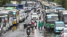 Kendaraan massa aksi 2 Desember terparkir di sepanjang Jalan Raya Pos, Jakarta, Jumat (2/12). Terbatasnya tempat parkir menyebabkan massa aksi memarkirkan kendaraan di tepi jalan, meskipun menutup arus lalu lintas. (Liputan6.com/Immanuel Antonius)