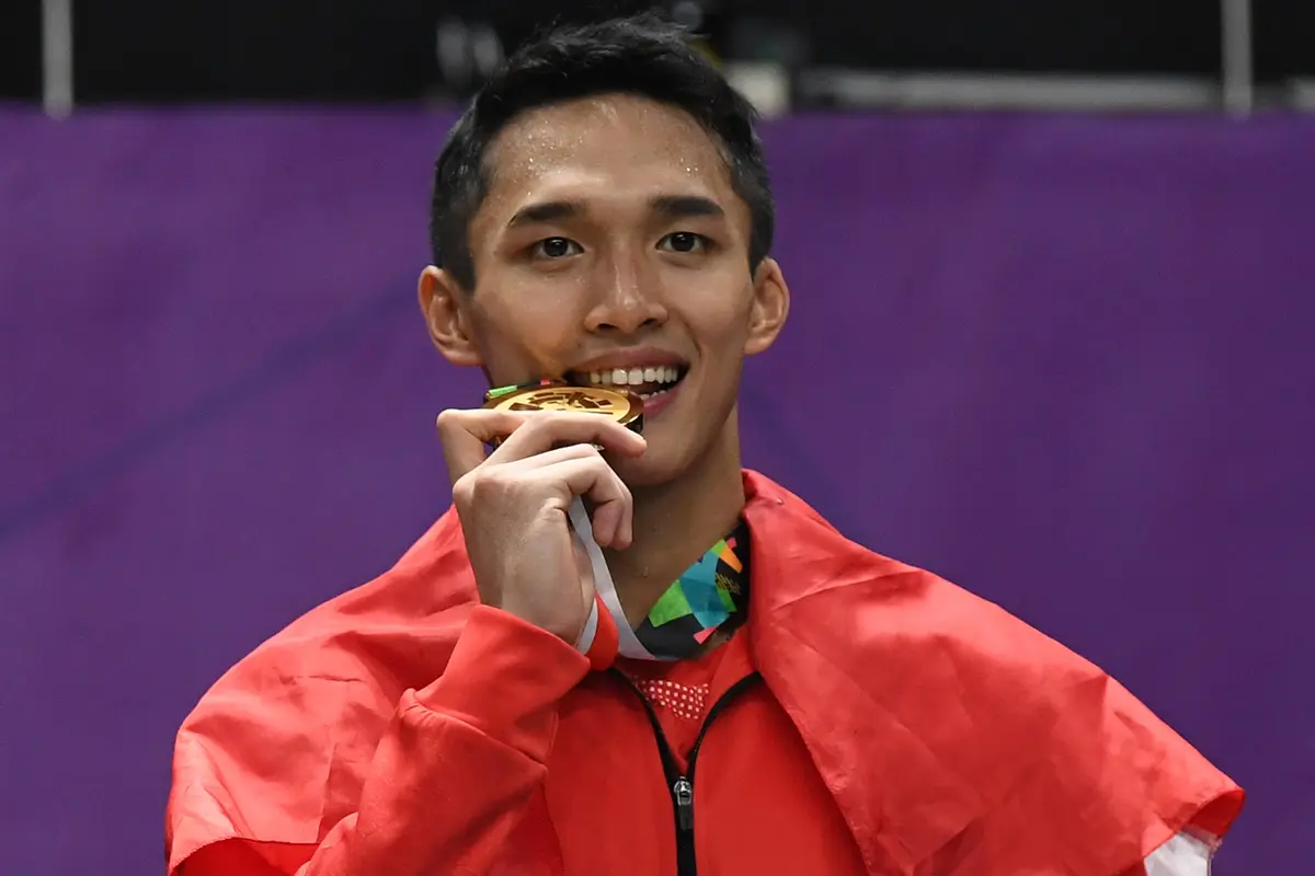 Momen Jonatan Christie Gigit Medali Emas Asian Games