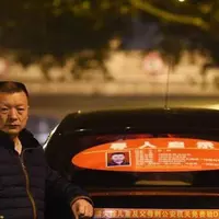 Wang Mingqing memilih jadi sopir taksi, berharap dapat menemui anaknya yang hilang suatu hari nanti. (Foto: shanghaiist)