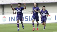 Pemain Persita Tangerang, Edo Febriansyah, melakukan selebrasi usai membobol gawang PSM Makassar pada laga Shopee Liga 1 di Stadion Sport Center Tangerang, Jumat, (6/3/2020). Kedua tim bermain imbang 1-1. (Bola.com/M Iqbal Ichsan)