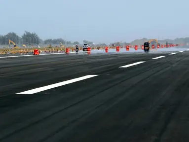 Kondisi landasan pacu atau runway Bandara Internasional Yogyakarta, Kulon Progo, DI Yogyakarta, Rabu (24/4). Landasan pacu Bandara Internasional Yogyakarta memiliki panjang 3.250 meter dengan lebar 45 meter. (Liputan6.com/Helmi Fithriansyah)