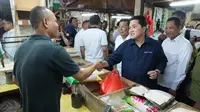 Menteri Badan Usaha Milik Negara (BUMN) Erick Thohir meninjau operasi pasar beras Stabilisasi Pasokan dan Harga Pangan (SPHP) di Pasar Induk Beras Cipinang (PIBC), Jakarta Timur, Rabu (4/10/2023). (Dok BUMN)