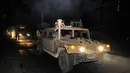  Mobil tentara Chili tampak melakukan patroli menyusuri jalanan untuk mencari warga yang belum mendapat bantuan (Reuters/Cristian Vivero)
