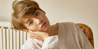 Jungkook BTS mendapat julukan sebagai golden maknae, pasalnya ia punya suara merdu dan jago ngedance. Cowok ganteng ini mulai kariernya di dunia hiburan sejak umur 15 tahun. (Foto: soompi.com)