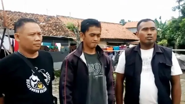Mahirudin (tengah) dan kakak kandungnya, Wahyono (kanan) meminta maaf kepada polisi. (Foto: Liputan6.com/Humas Polres Pemalang/Muhamad Ridlo)