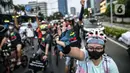 Peserta bersepeda saat melakukan aksi unjuk rasa bertajuk "‘Gowes for Democracy #SaveMyanmar" di kawasan Bundaran HI, Jakarta, Sabtu (17/4/2021). Aksi tersebut sebagai bentuk mengecam kudeta ilegal dan menuntut agar militer Myanmar (Tatmadaw) segera mengakhiri kekerasan. (Liputan6.com/Faizal Fanani)