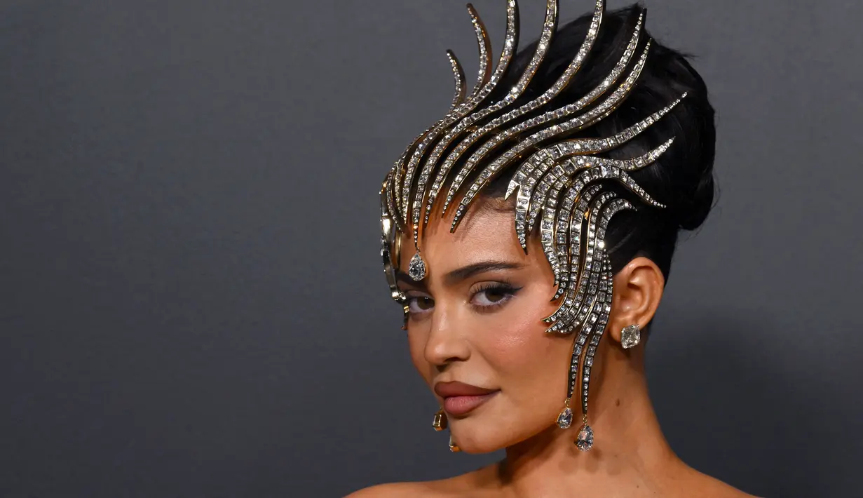 Kylie Jenner tiba pada pembukaan pameran Thierry Mugler: Couturissime di Brooklyn Museum, Brooklyn, New York City, Amerika Serikat, 15 November 2022. Rambut panjang pendiri Kylie Cosmetics itu ditata menyerupai sarang lebah, sementara wajahnya dirias dengan taburan perona pipi yang cerah. (ANGELA WEISS/AFP)