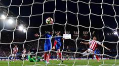 Gelandang Prancis, Antoine Griezmann, mencetak gol ke gawang Paraguay pada laga uji coba di Stadion Roazhon Park, Rennes (02/06/17). Prancis menang 5-0. (AFP/Frank Fife)