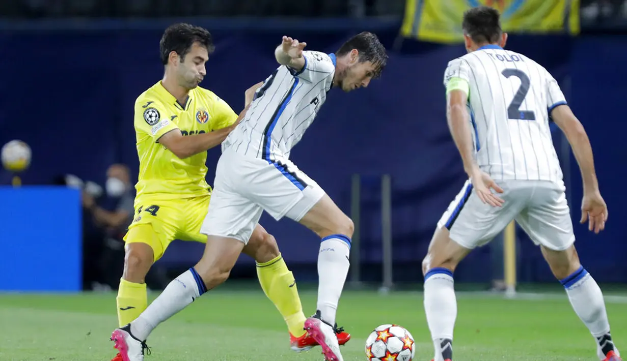 Pemain Villarreal Manu Trigueros (kiri) berebut bola dengan pemain Atalanta Jose Luis Palomino pada pertandingan Grup F Liga Champions di Villarreal, Spanyol, Selasa (14/9/2021). Pertandingan berakhir imbang 2-2. (AP Photo/Alberto Saiz)