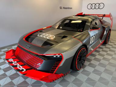 Audi S1 E-Tron merupakan mobil balap ikonik yang menjadi tunggangan mendiang ken block. Mobil ini memiliki desain sporty dan futuristik dengan Headlamp LED dan keberadaan spoiler pada bemper depannya. Desain keseluruhan mobil ini terinspirasi dari mobil legendaris Audi Sport Quattro S1 yang diperkenalkan tahun 1981. (Source: arstechnica.com)