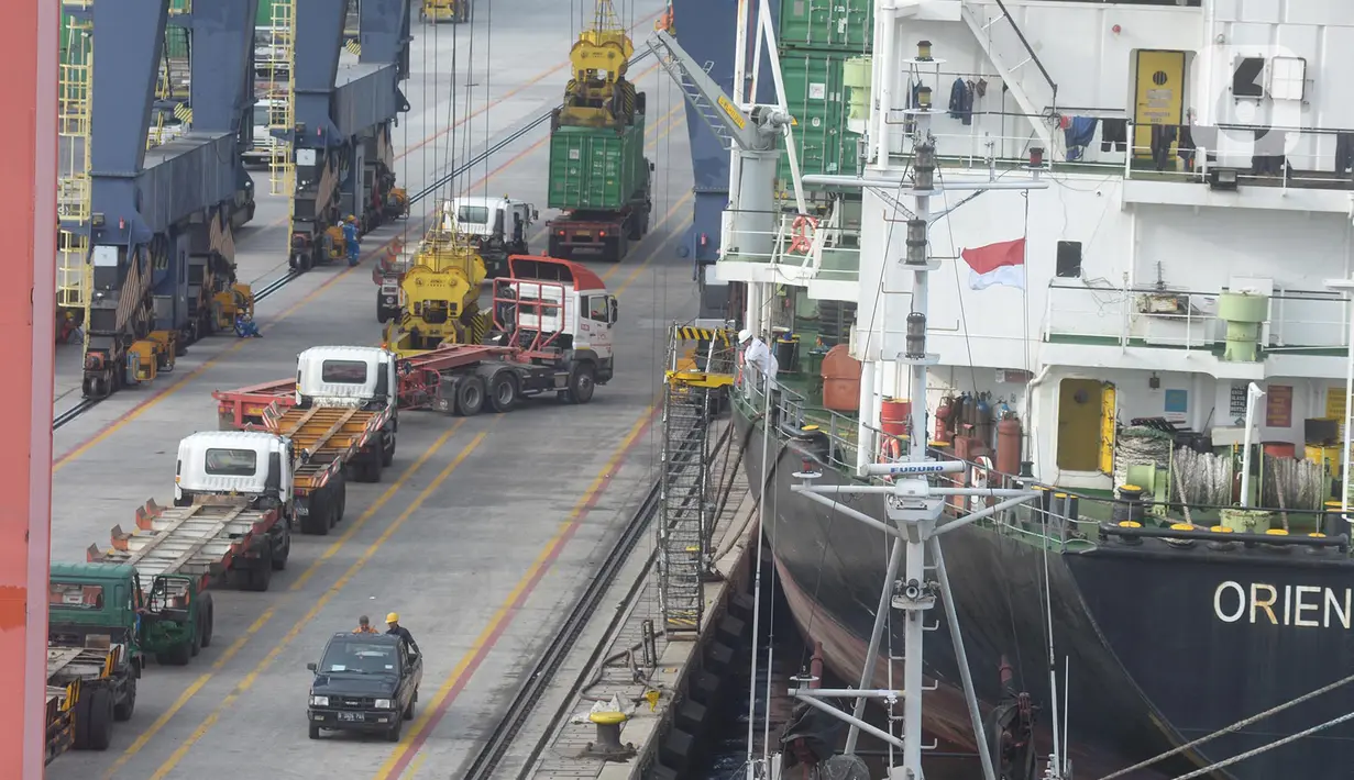 Sejumlah truk masuk ke dalam kapal di Pelabuhan Tanjung Priok, Jakarta, Jumat (4/12/2020). Deputi Bidang Perekonomian Setkab Satya Bhakti Parikesit menyampaikan upaya pemulihan ekonomi di tengah pandemi pemerintah telah mengeluarkan stimulus di sektor perdagangan. (merdeka.com/Imam Buhori)
