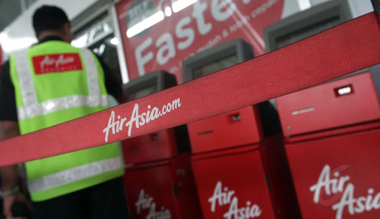 Suasana tempat penjualan tiket pesawat AirAsia di Terminal 3 Bandara Soekarno Hatta, Minggu (28/12). Seorang petugas melakukan pengecekan di sekitar tempat penjualan tiket pesawat AirAsia di Terminal 3 Bandara Soekarno Hatta. (Liputan6.com/Faizal Fanani)