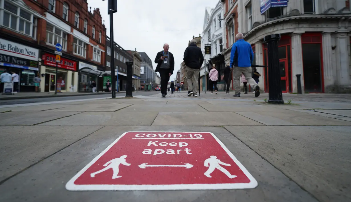 Warga melintas di jalan di Bolton, Greater Manchester, Inggris (2/9/2020).  Menurut BBC, sejumlah wilayah di Greater Manchester tidak akan melonggarkan pembatasan lockdown sesuai rencana awal karena pemerintah membatalkannya. (Xinhua/Jon Super)