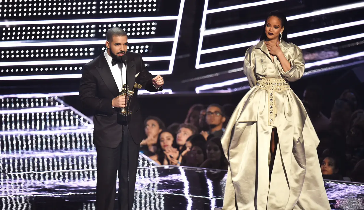 Sebelum mempersembahkan piala pada wanita yang selama ini digosipkan berkencan bersamanya sejak lama itu, pelantun lagu Hotline Bling itu menceritakan keinginannya untuk menjalin kasih bersama Riri panggilan Rihanna. (AFP/Bintang.com)