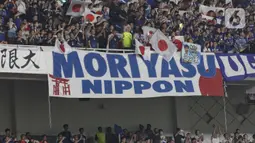 Pendukung timnas Jepang memadati tribun penonton di Stadion Utama Gelora Bung Karno, Senayan, Jakarta, Jumat (15/11/2024). (Liputan6.com/Angga Yuniar)