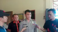 Kapolresta Jambi, Kombes Pol Bernard Sibarani memberikan keterangan atas kasus hiasan Natal Bermasalah di hotel ternama di Kota Jambi. (Bangun Santoso/Liputan6.com)