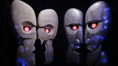 Seorang pengunjung melihat salah satu ruangan yang berisi instalasi pameran Pink Floyd di Roma, Italia (16/1). Pameran dari Band Pink Floyd ini bertema "Their Mortal Remains". (AP Photo / Gregorio Borgia)