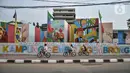 Anak-anak saat bermain di Kampung Gembira Gembrong, Cipinang Besar Utara, Jakarta Timur, Minggu (9/10/2022). Pasca diresmikan oleh Gubernur DKI Jakarta pada Jumat (7/10) kemarin, warga korban kebakaran yang sebelumnya mengungsi di Rusun Cipinamg Besar Utara kini mulai kembali menghuni Kampung Gembira Gembrong. (merdeka.com/Iqbal S. Nugroho)