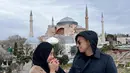 Dari unggahan di akun instagram masing-masing, keduanya tampak menikmati momen berdua di Istambul Turki. [Instagram/poppybungariphat]